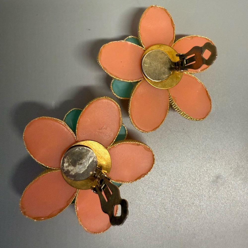 Vintage Elegant Floral clip on Earrings in Teal and Coral - Picture 7 of 9